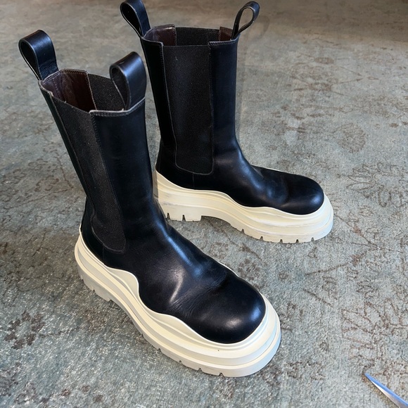 Bottega Venetta Tire Chelsea Boot in Black / Sea Salt - Picture 4 of 12